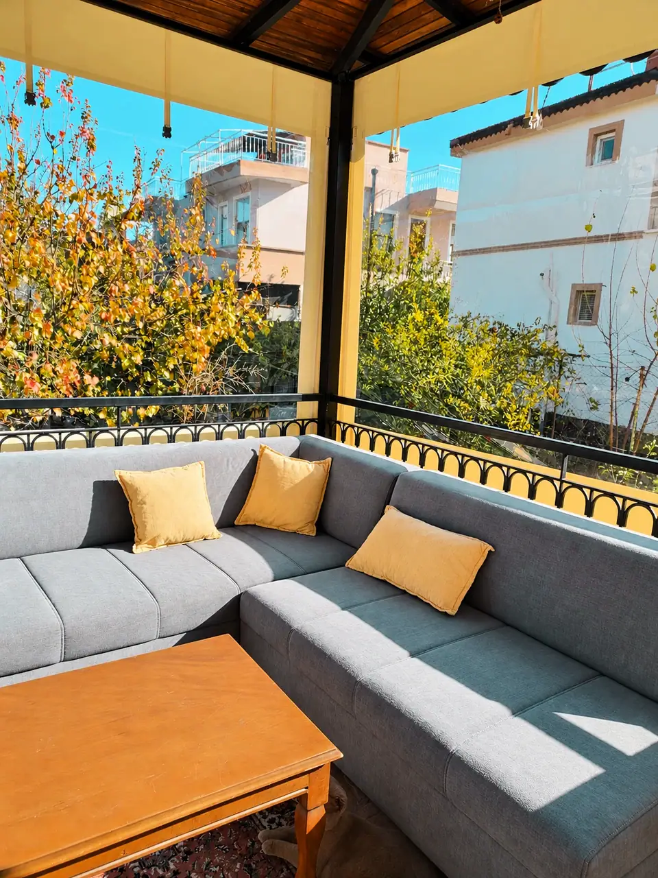 Balkonda krem branda balkon perdesi