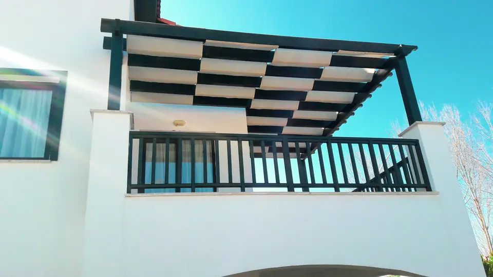 Balkonda siyah ve krem satranç desenli battı çıktı gölgelik