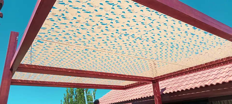 Kırmızı çelik pergolada desenli gölgelik, alttan görünüm