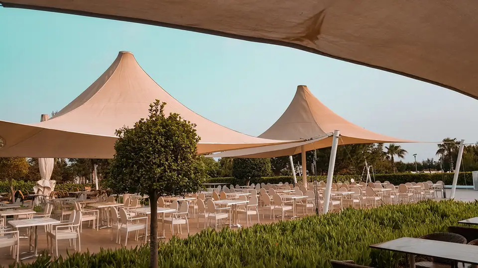 Açık restoran üzerinde konik gergi membran