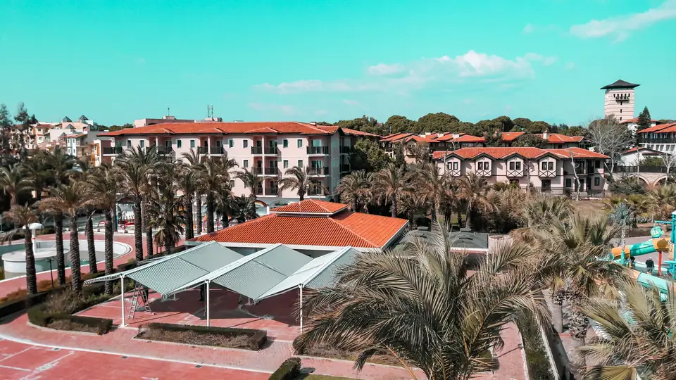 Otel alanında beyaz mafsallı tente, üstten görünüm