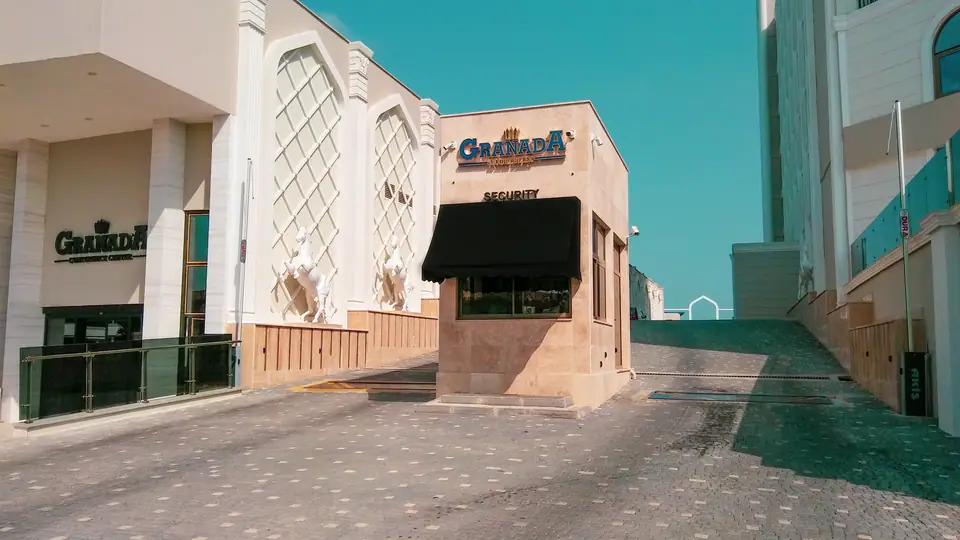 Mağaza girişinde siyah tente