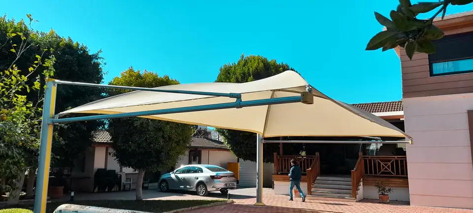 Otel girişinde krem membran otopark gölgeliği