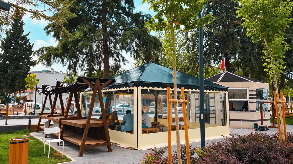 Parkta siyah tavanlı, mika perdeli kafe