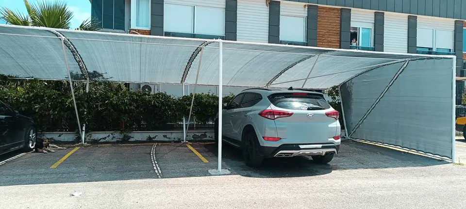 Sitede gri membran otopark gölgeliği