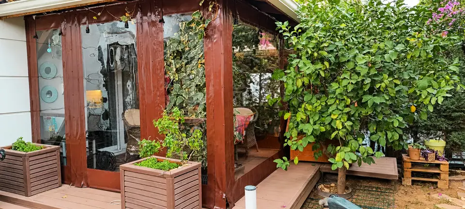 Ahşap verandada şeffaf mika perde